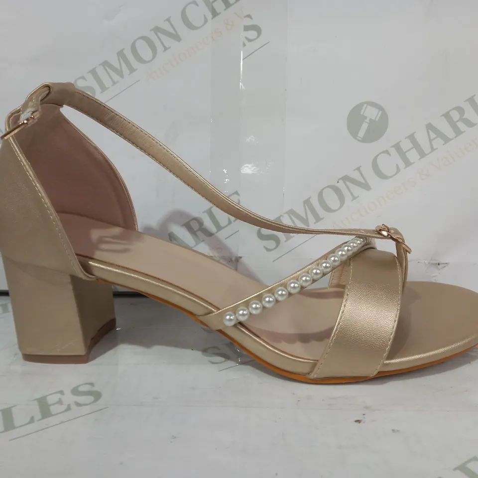 PAIR OF DESIGNER LOW BLOCK HEEL OPEN TOE SANDALS IN METALLIC GOLD EU SIZE 40