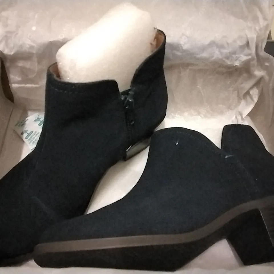3 SHOE BOXES OF VIONIC SHOES INCLUDING NAVY ANKLE BOOTS size 3, BLACK ANKLE BOOTS size 3, WHITE JOJO TRAINERS size 5.5.