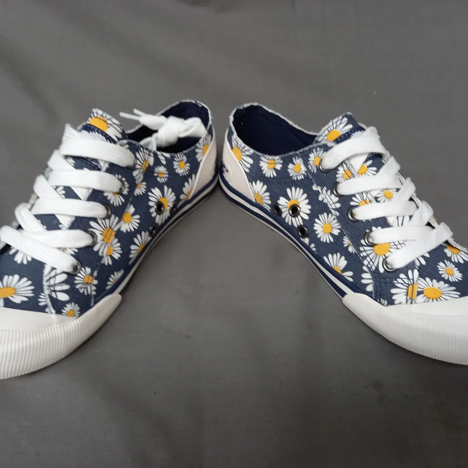 BOXED PAIR OF ROCKET DOG SHOES IN NAVY W. DAISY PATTERN UK SIZE 5