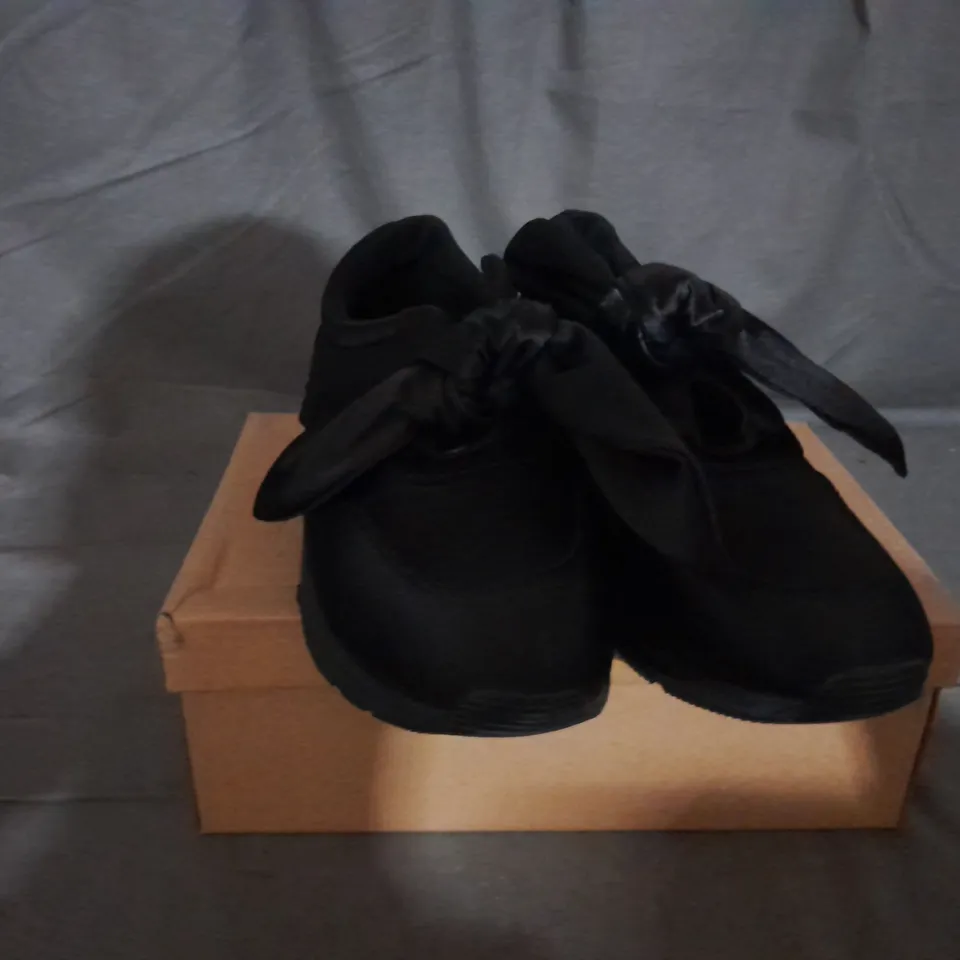 APPROXIMATELY 10 BOXED PAIR OF BOW TRAINERS IN BLACK VARIOUS SIZES TO INCLUDE SIZE 7