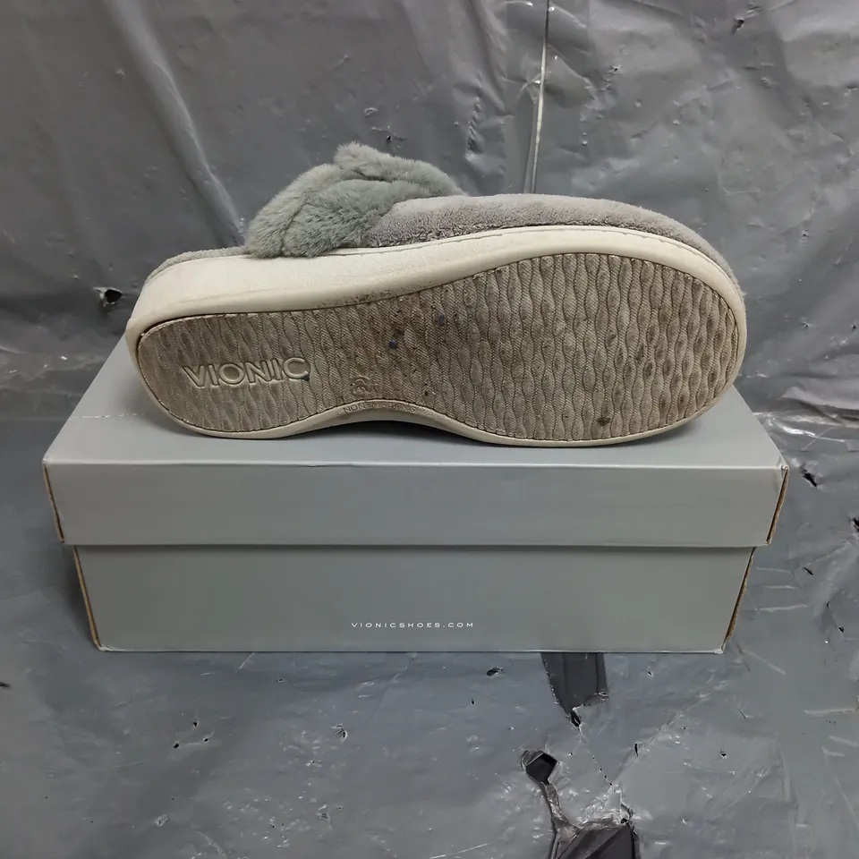 BOXED PAIR OF VIONIC MARIEL SLIPPERS SIZE 5