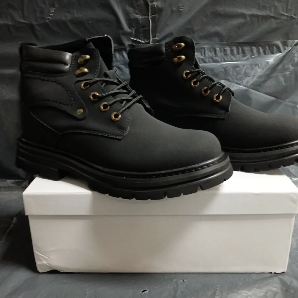 BOXED PAIR OF CONZURI ANKLE BOOTS IN BLACK SIZE UK 9