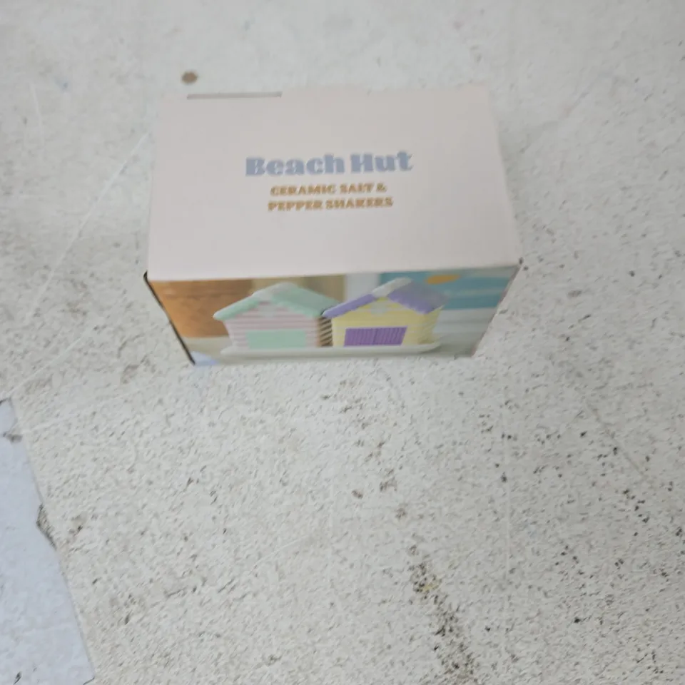 TOTE OF APPROXIMATELY 15 ASSORTED ITEMS TO INCLUDE: BEACH HUT SALT AND PEPPER SHAKERS