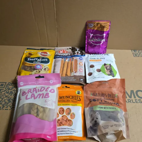 APPROX 15 ASSORTED PET FOODS & TREATS TO INCLUDE WHISKAS, TASTY MINIS AND TRIPLE FLAVOUR RIBS 