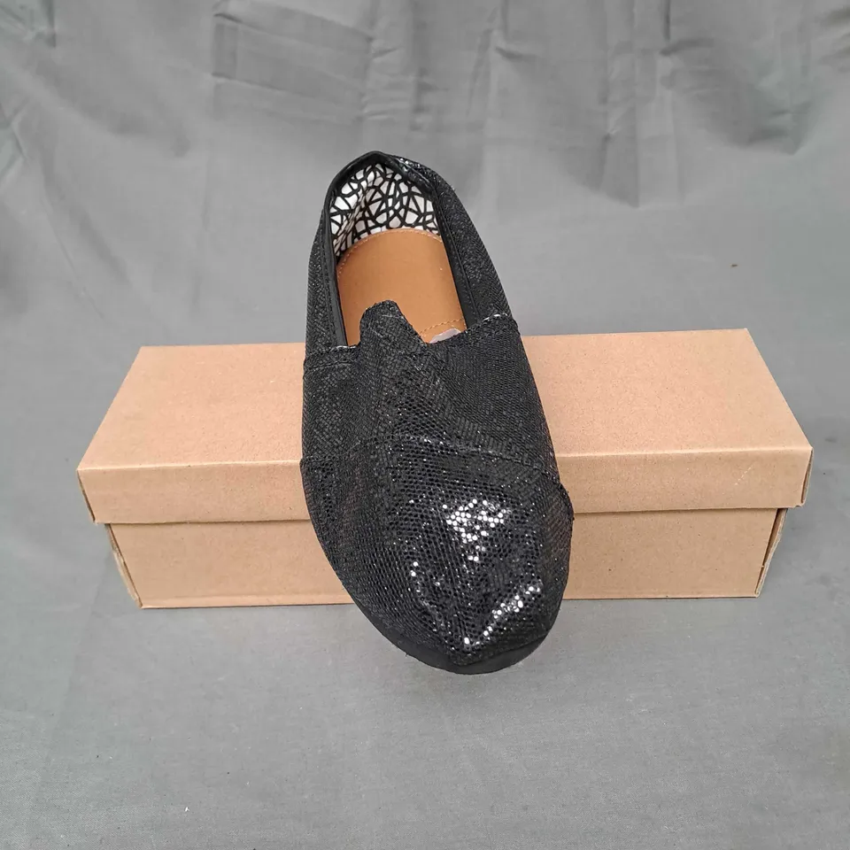 BOX OF APPROXIMATELY 16 PAIRS OF SLIP ON SHOES IN BLACK - VARIOUS SIZES