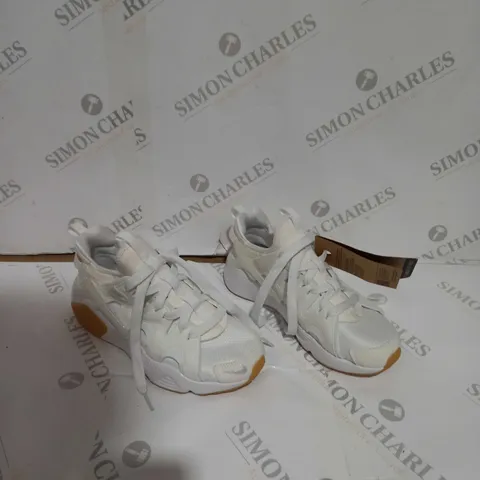 UNBOXED PAIR OF NIKE AIR HUARACHE SIZE UK 3.5