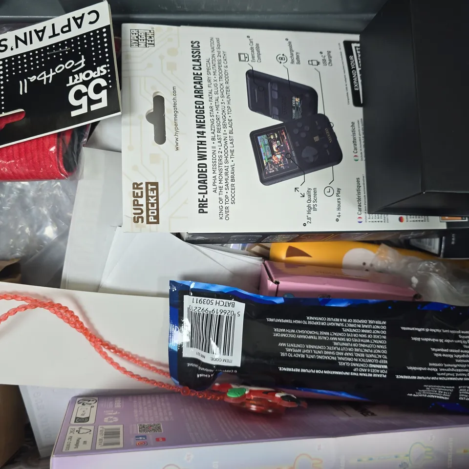 APPROXIMATELY 10 ASSORTED TOYS AND GAMES TO INCLUDE BINOCULARS, TAROT DECK, ETC