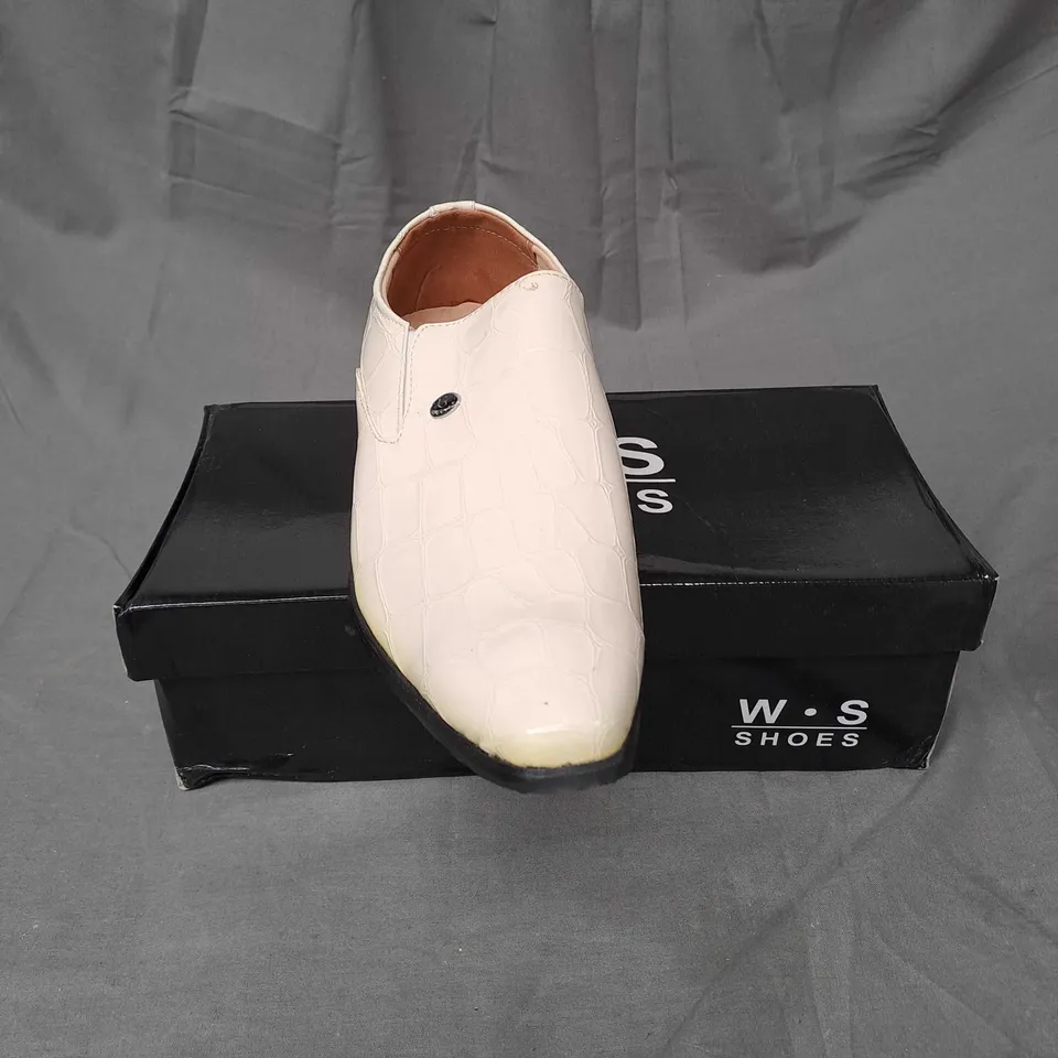 BOX OF APPROXIMATELY 10 PAIRS OF MENS SHOES IN WHITE - VARIOUS SIZES