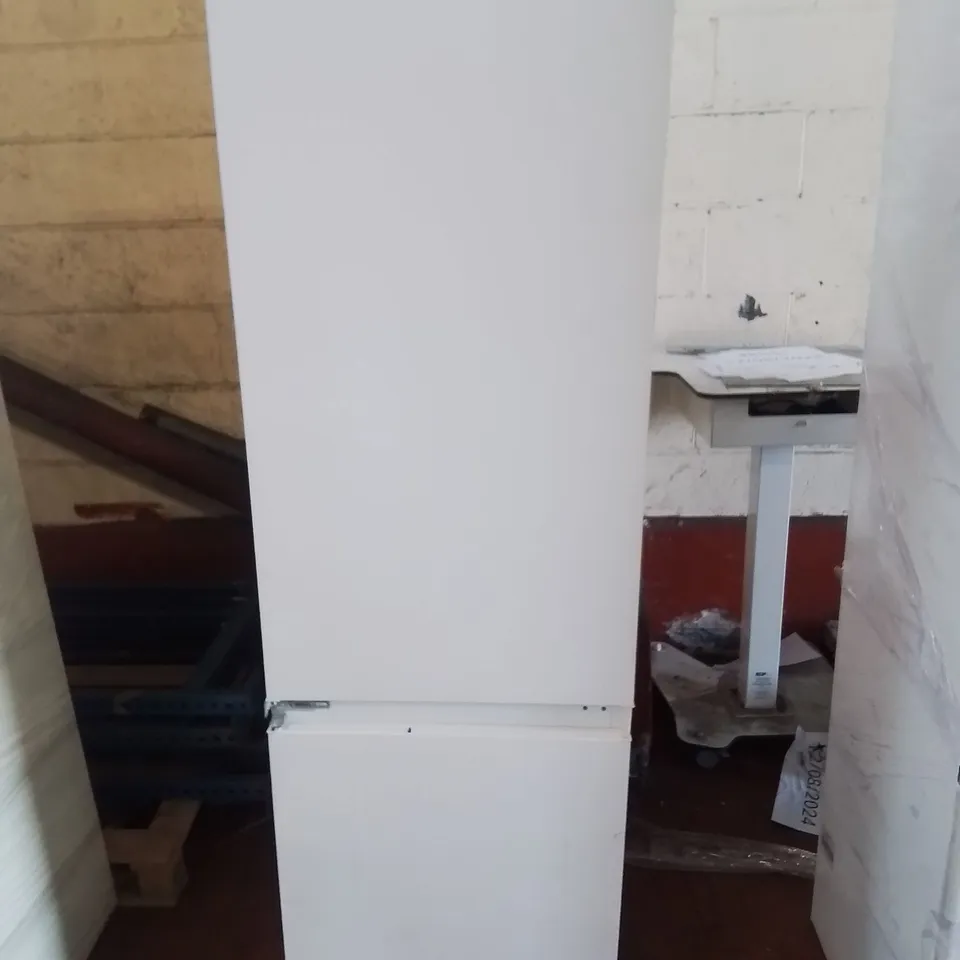 SMEG BUILT IN 70/30 FRIDGE FREEZER - UKC81721F