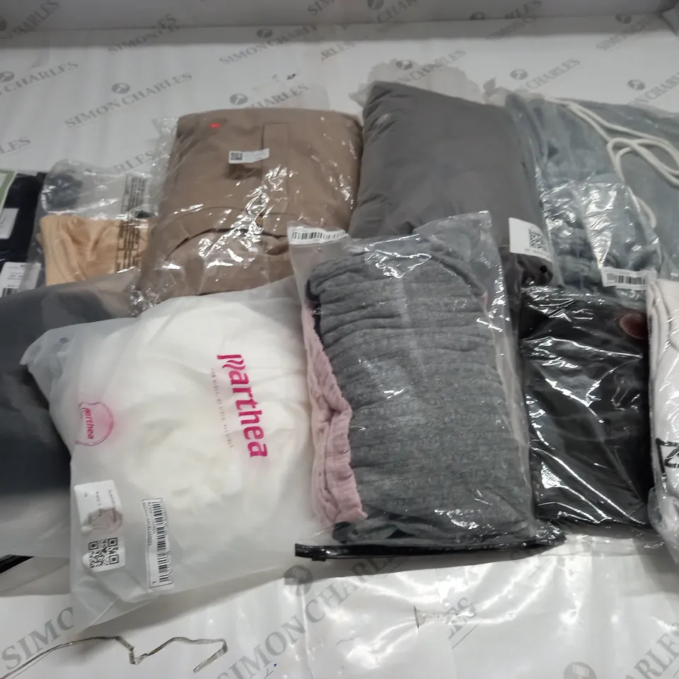 LOT OF APPROXIMATELY 20 ASSORTED BAGGED CLOTHIGN ITEMS 