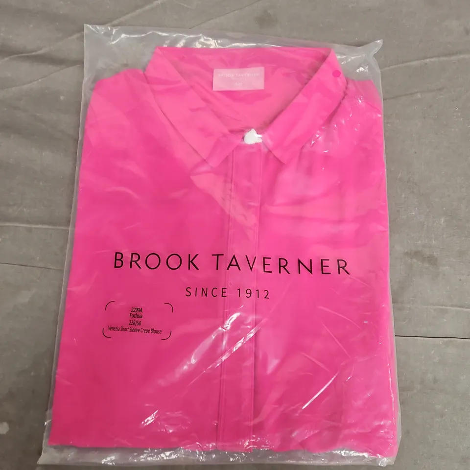 BAGGED BROOK TAVERNER VENEZIA SHORT SLEEVE CREPE BLOUSE IN FUSCHIA - 22R