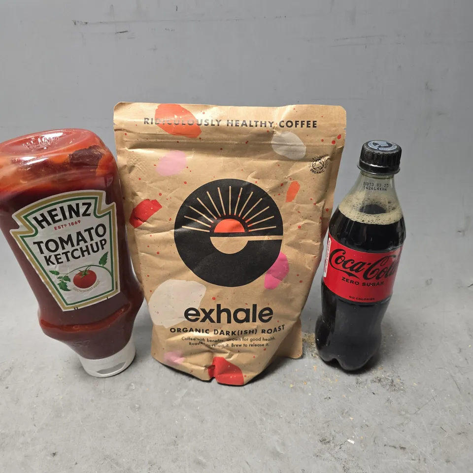 APPROXIMATELY 6 ASSORTED FOOD & DRINK ITEMS TO INCLUDE - HEINZ TOMATO KETCHUP , COCO COLA , ROBINSONS APPLE & BLACKCURRANT ETC