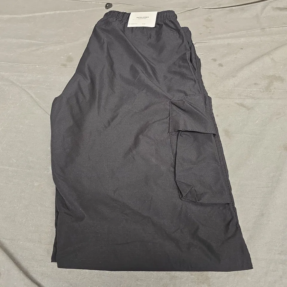 JACK AND JONES RELAXED FIT CARGO PANTS - SIZE LARGE
