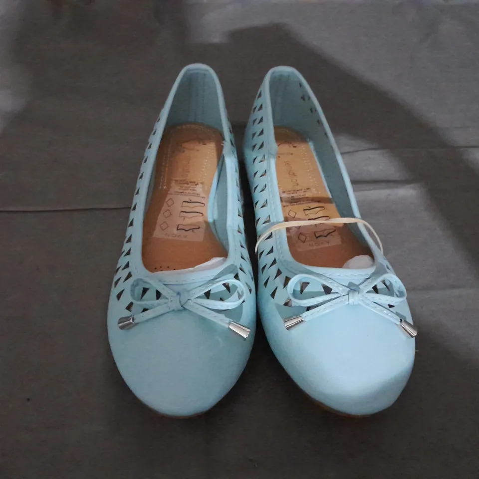 APPROXIMATELY 10 PAIRS OF FLAT SLIP ON SHOES TO INCLUDE SIZE 7