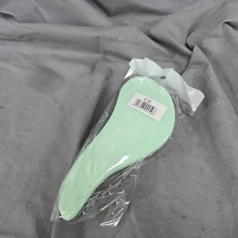 APPROXIMATELY 150 PLASTIC HAIRBRUSHES IN GREEN/BLACK
