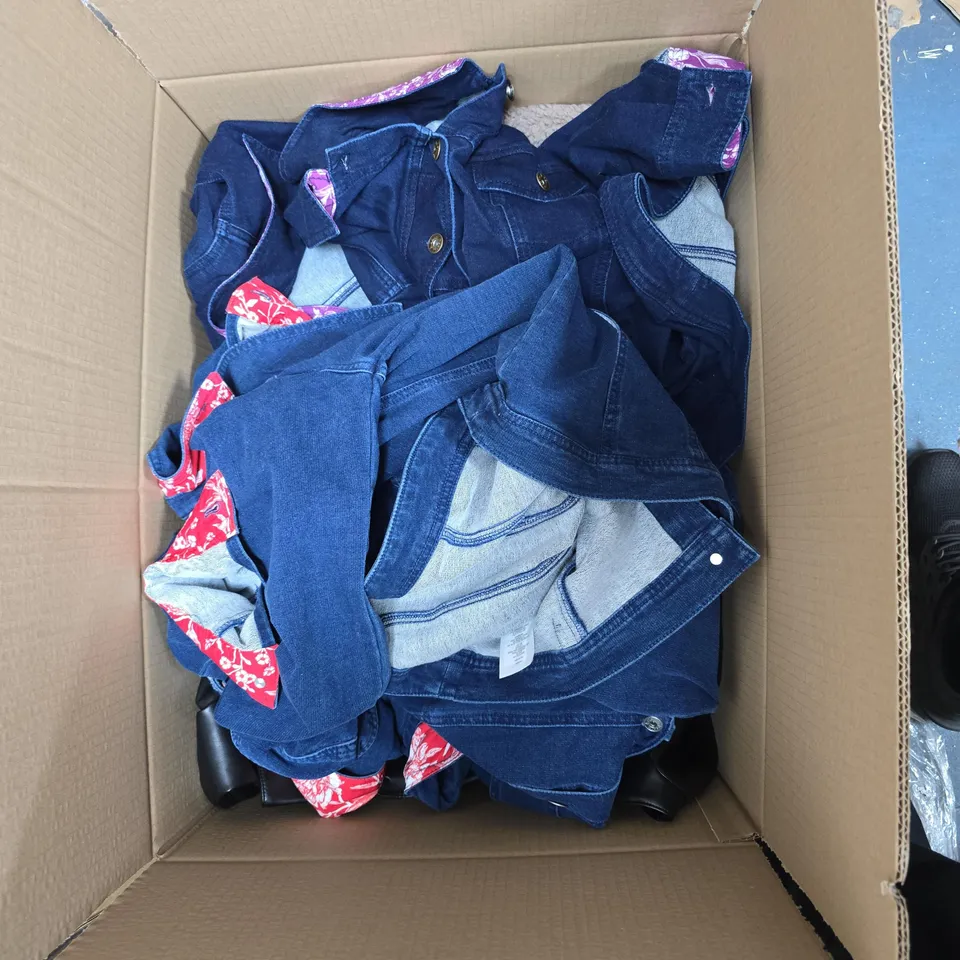 BOX OF APPROXIMATELY 14 ASSORTED CLOTHING ITEMS TO INCLUDE: D&C DENIM JACKET 