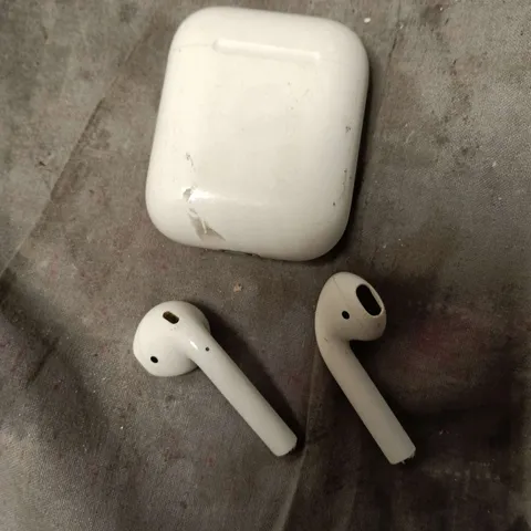 APPLE AIRPODS WIRELESS EARPHONES 