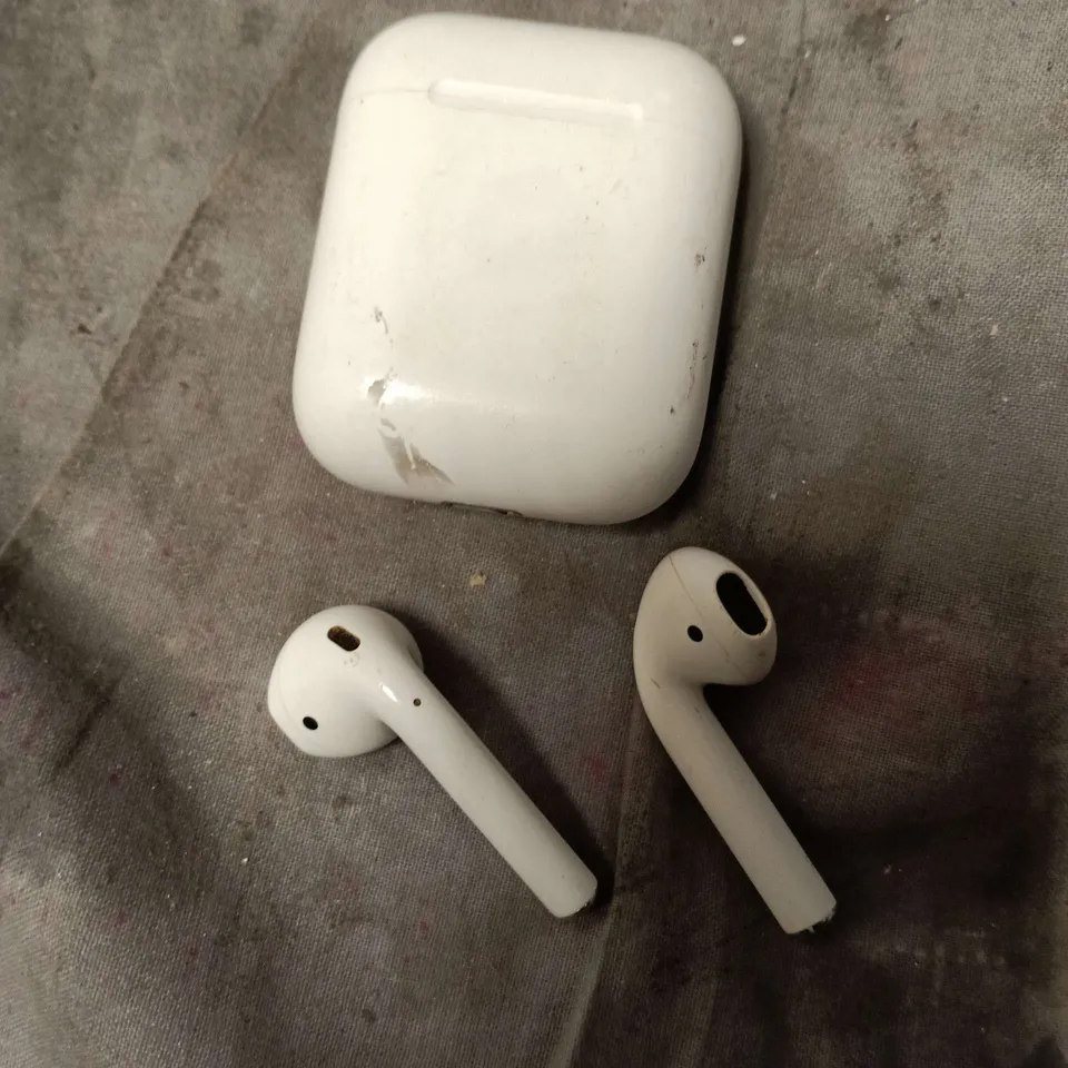 APPLE AIRPODS WIRELESS EARPHONES