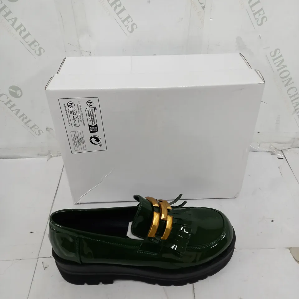 BOXED PAIR OF DESIGNER GREN OLIVE LOATHERS WITH TASSLE SIZE 40