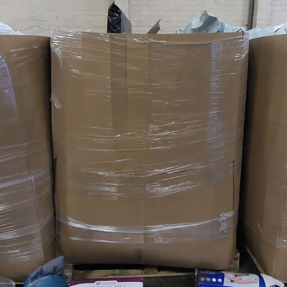 PALLET OF ASSORTED ITEMS INCLUDING: BEDDING, CUSHIONS