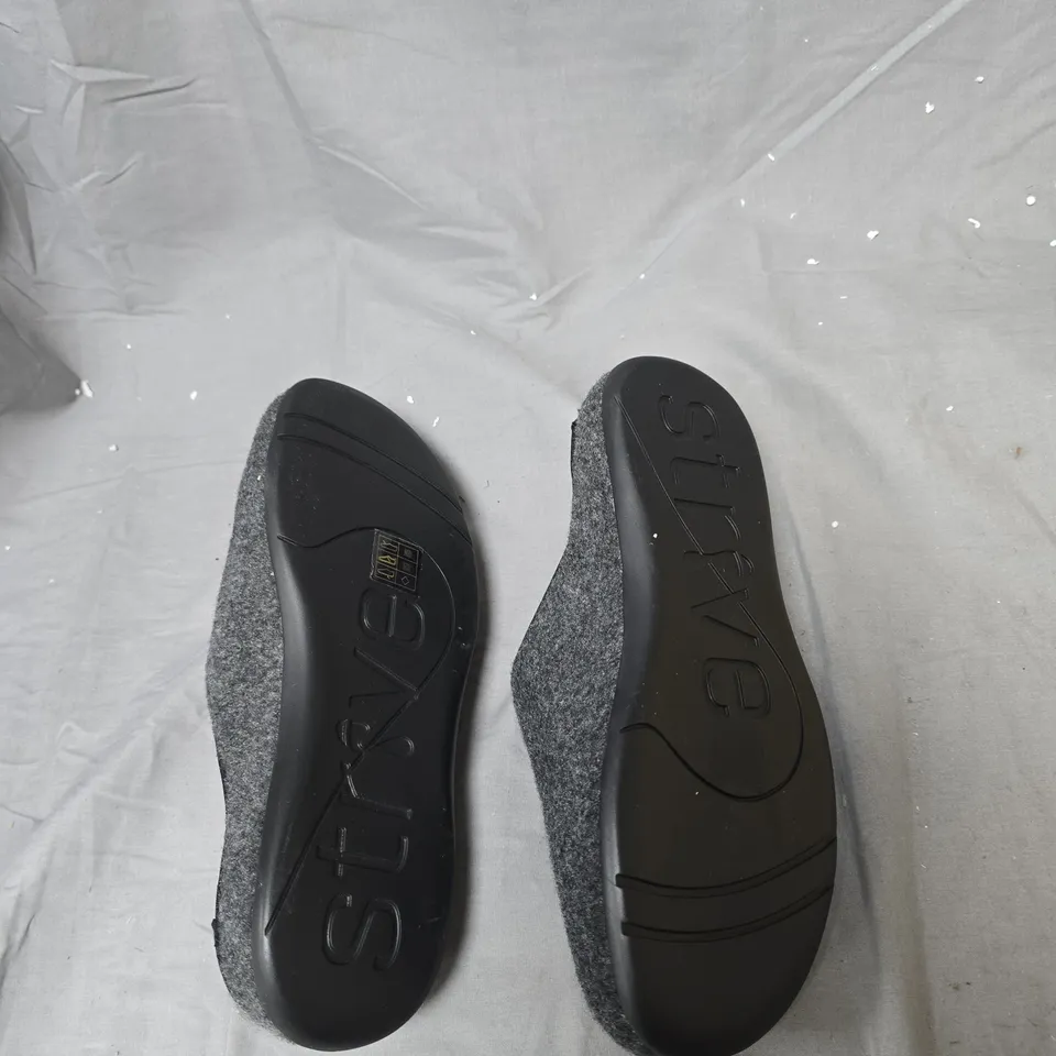 STRIVE GREY FELT SLIPPERS – UK SIZE 7