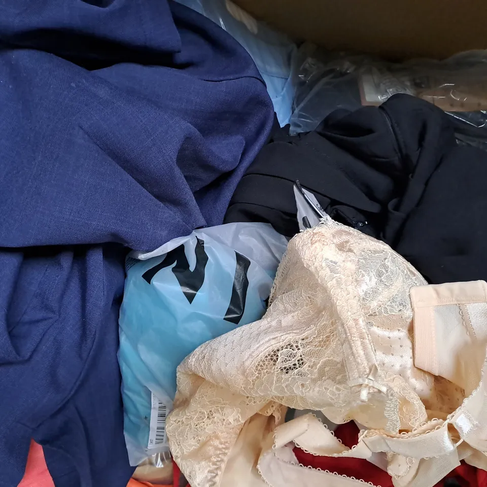 BOX OF APPROXIMATELY 20 ASSORTED CLOTHING & FASHION ITEMS IN VARIOUS STYLES AND SIZES TO INCLUDE PRETTY LITTLE THING, ETC