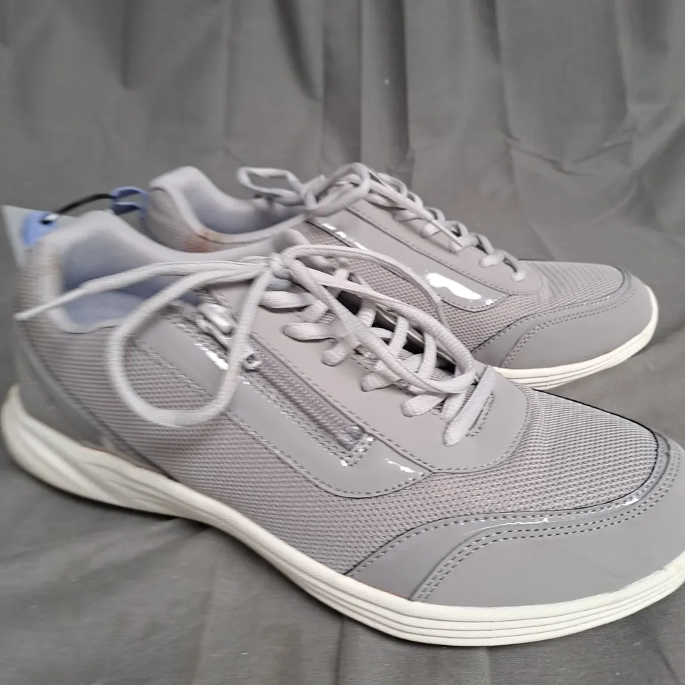 PAIR OF VIONIC AGILE CASSIS ZIP TRAINERS IN SLATE - SIZE 8