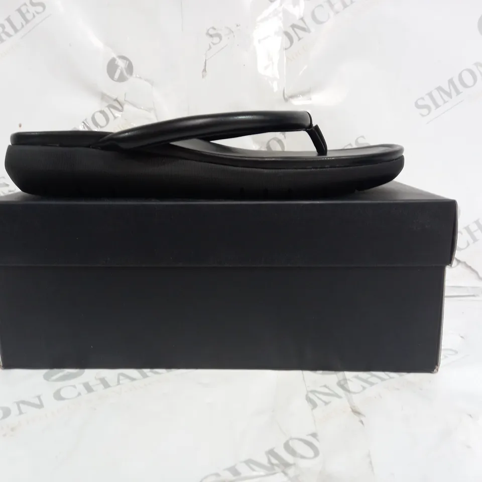BOXED PAIR OF NATURALIZER BLACK SANDALS IN SIZE 6