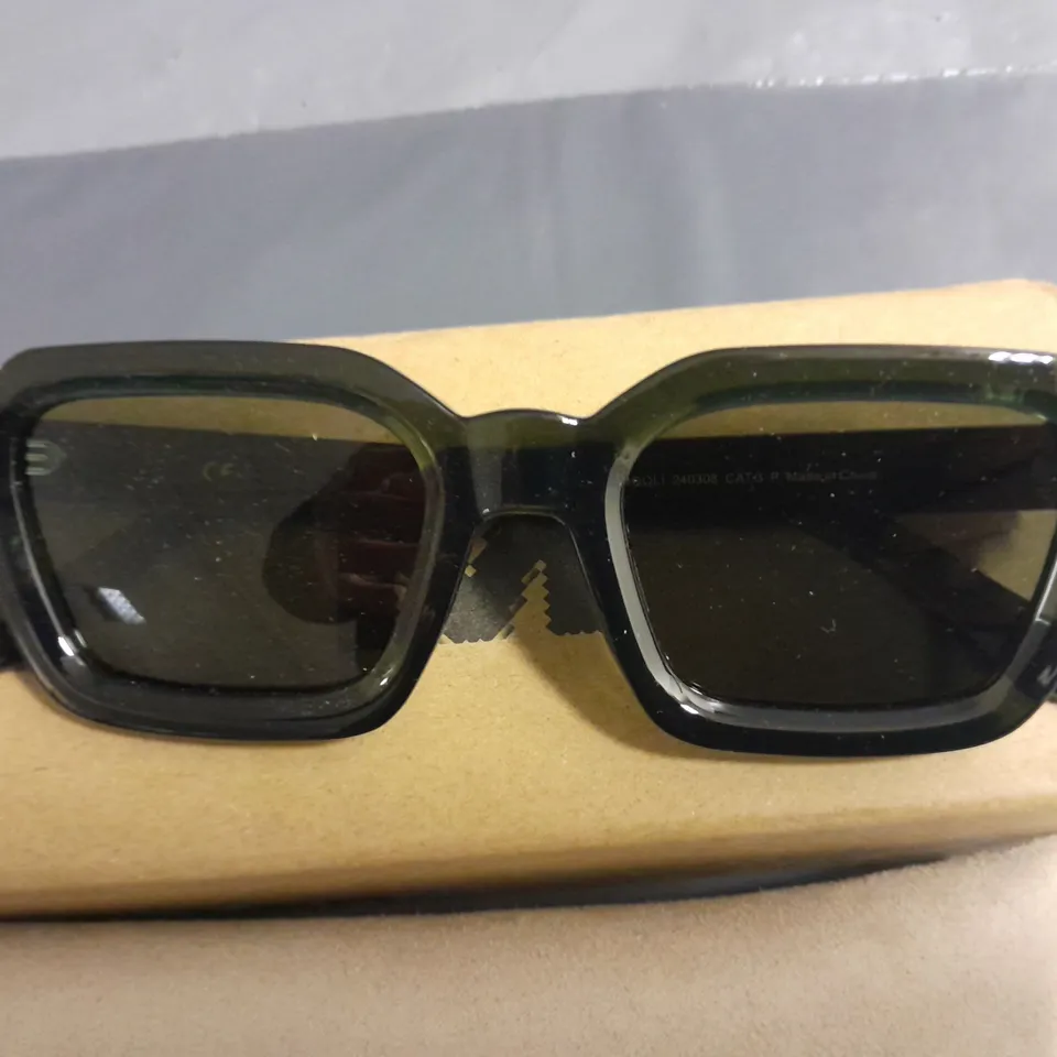 BOXED PAIR OF MELLER GLASSES IN FOG