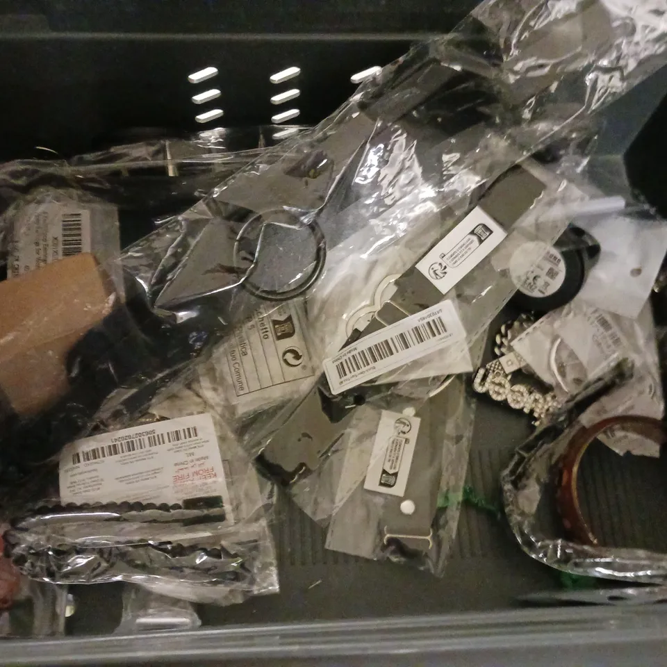 LOT OF ASSORTED JEWELLERY ITEMS TO INCLUDE FANTASY FOOTBALL RING, ZARA STARFISH NECKLACE AND JEWELLERY CASE