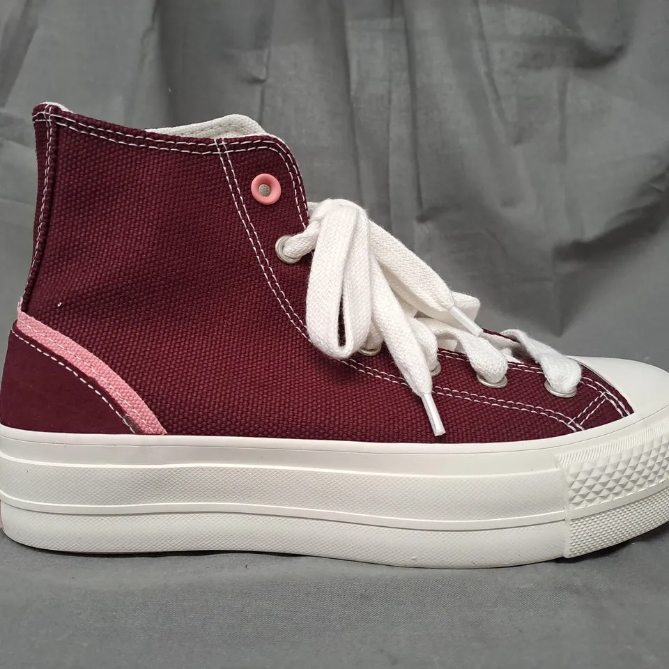 BOXED PAIR OF CONVERSE SHOES IN DEEP BURGUNDY UK SIZE 6
