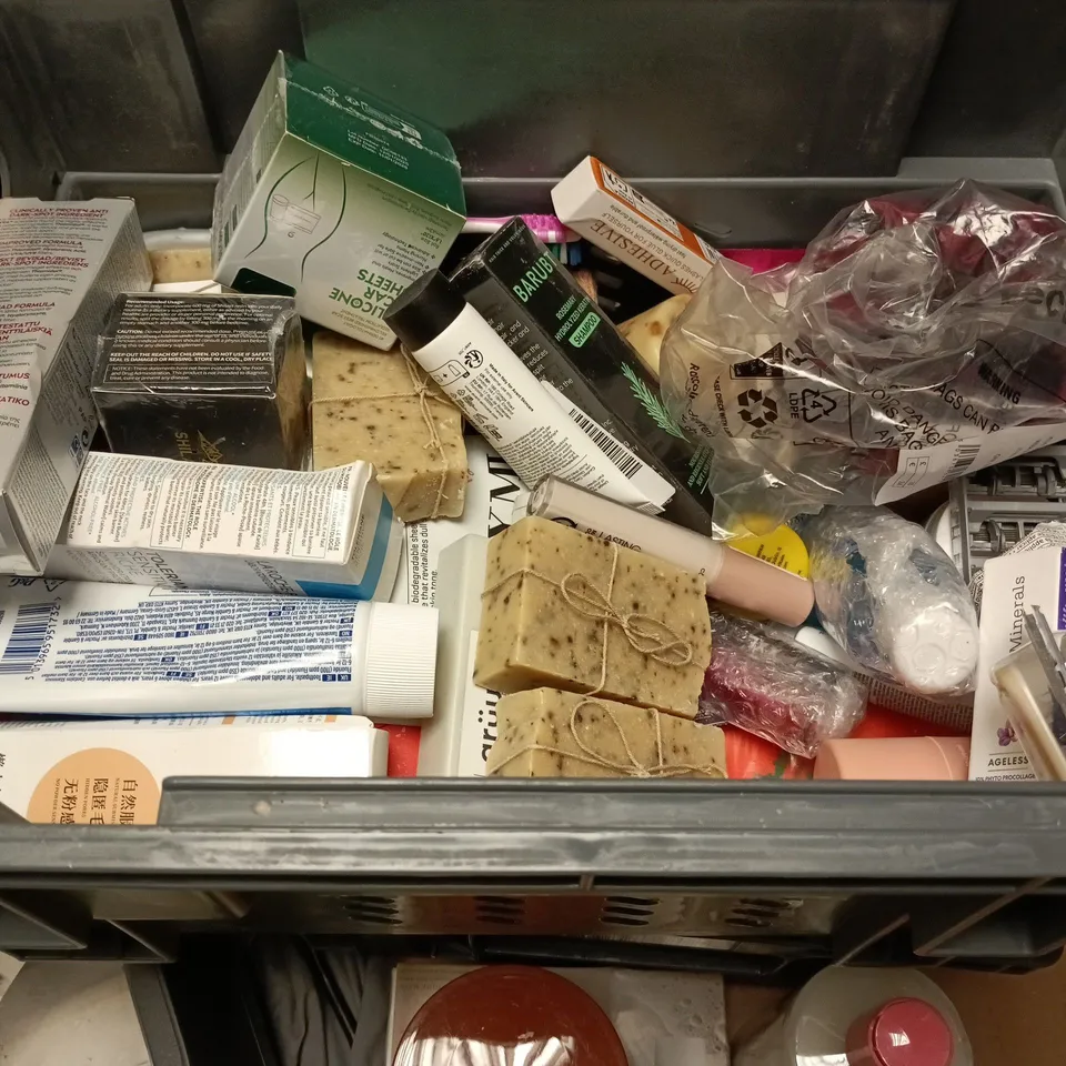 APPROXIMATEY 20 ASSORTED HEALTH AND BEAUTY PRODUCTS TO INCLUDE - WET N WILD TINTED HYDRATOR - FERNE MCCANN SHAMPOO AND BOOTS CUCUMBER FACIAL SCRUB