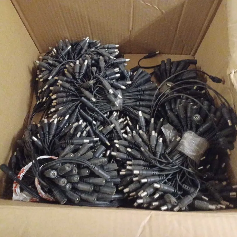 LARGE QUANTITY OF 4-WAY CABLE SPLITTERS