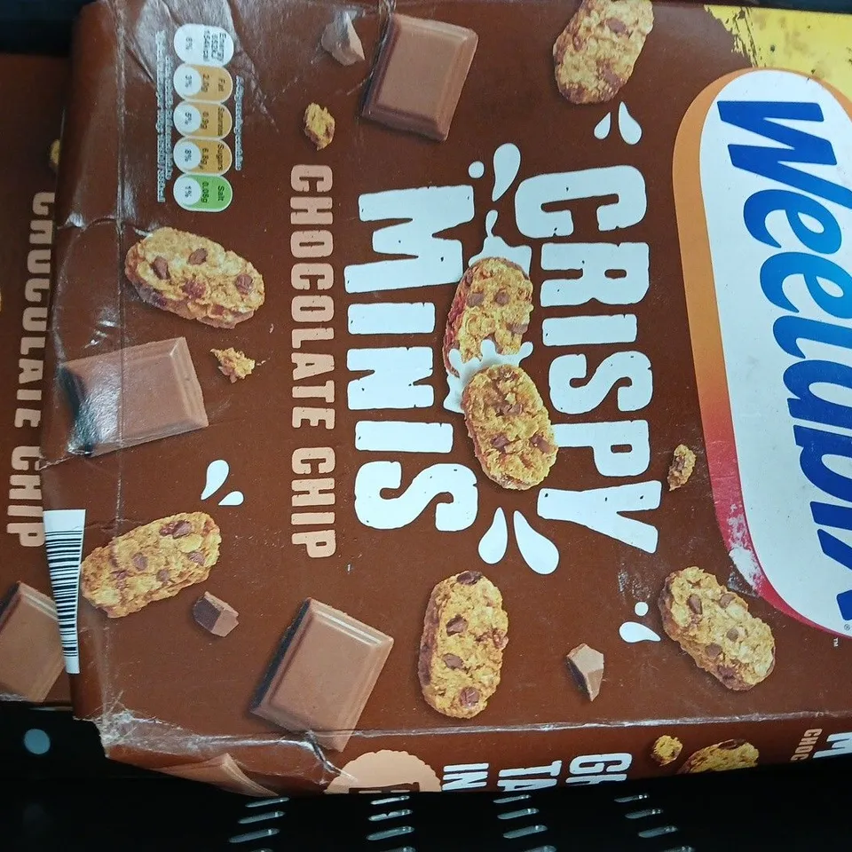 APPROXIMATELY 5 ASSORTED FOOD AND DRINK ITEMS TO INCLUDE FANTA, MIRINDA, ETC