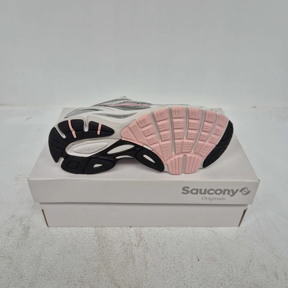 BOXED PAIR OF SAUCONY ORIGINALS PROGRID GUIDE 7 TRAINERS IN WHITE/PINK - UK 7