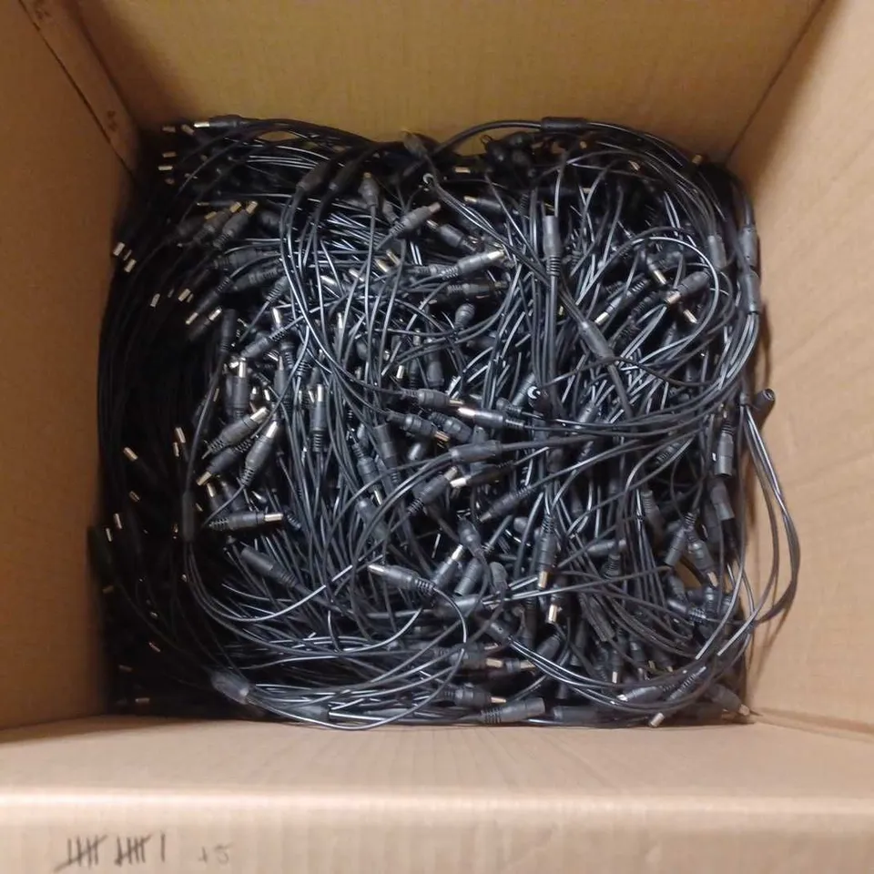 LARGE QUANTITY OF ASSORTED 4-WAY CABLE SPLITTERS