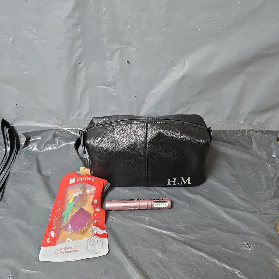 APPROXIMATELY 10 HOUSEHOLD ITEMS TO INCLUDE A KETTLE, WASHBAG AND MASCARA