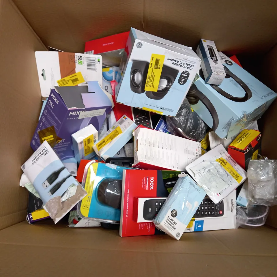 BOX OF APPROXIMATLEY 50 ASSORTED ITEMS TO INCLUDE KEYBOARDS, HEADPHONES, CHARGING MAT, ETC