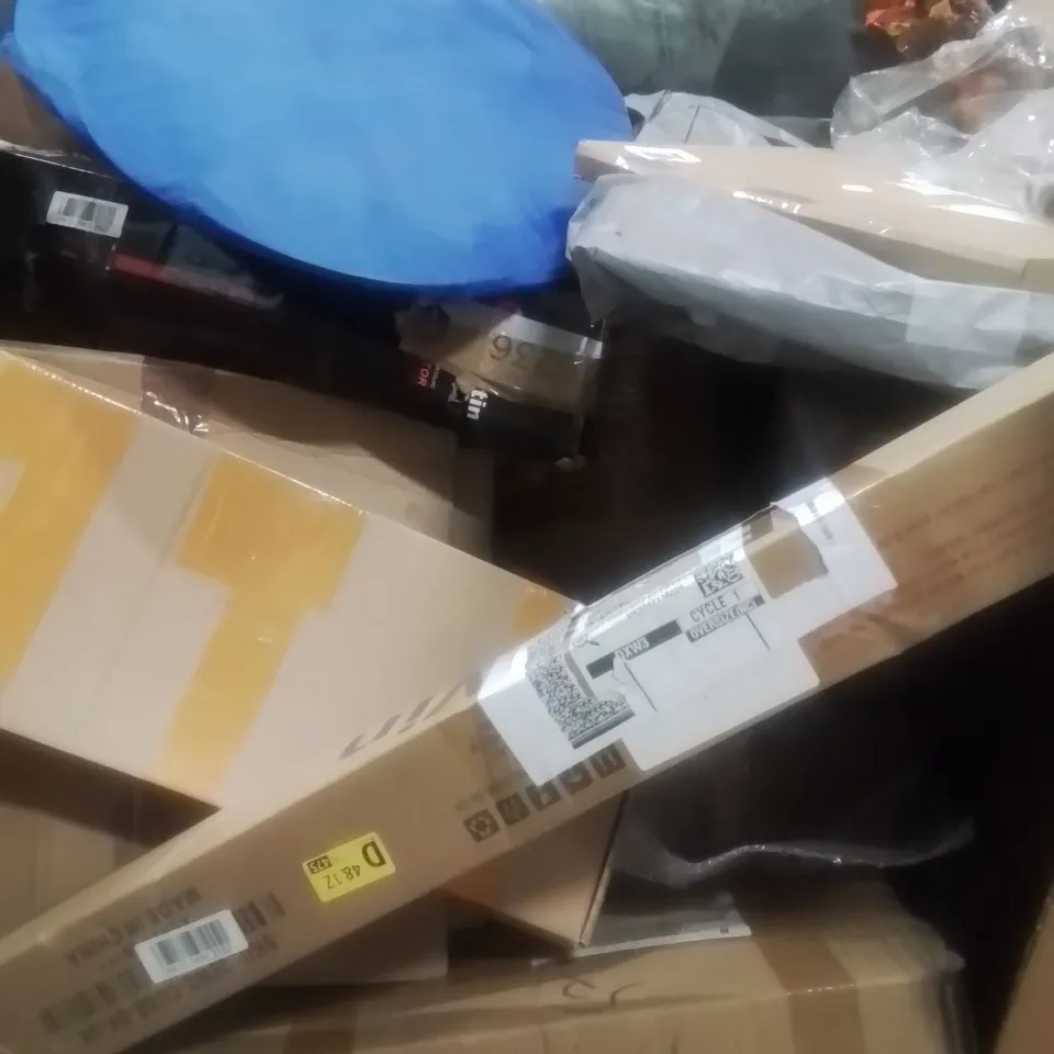 PALLET CONTAINING ASSORTED ITEMS TO INCLUDE: PULL UP BAR, SAFE LADDER CLAMP AND CHRISTMAS WREATH ETC...