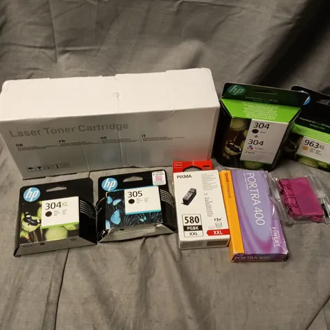 APPROXIMATELY 25 ASSORTED PRINTER INKS TO INCLUDE HP 304XL, PIXMA 580 PGBK XXL, KODAK PORTRA 400, ETC