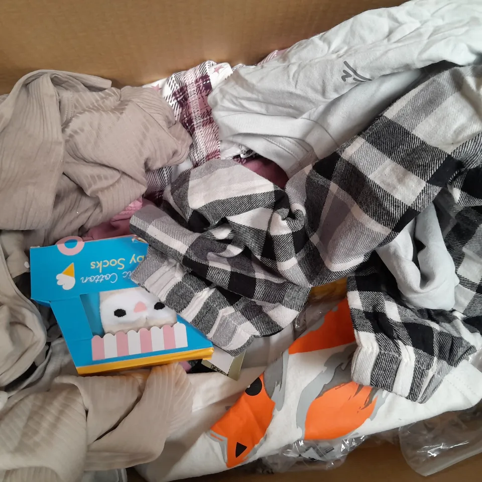 APPROXIMATELY 25 ASSORTED INFANT AND KIDS CLOTHING IN VARIOUS STYLES AND SIZES