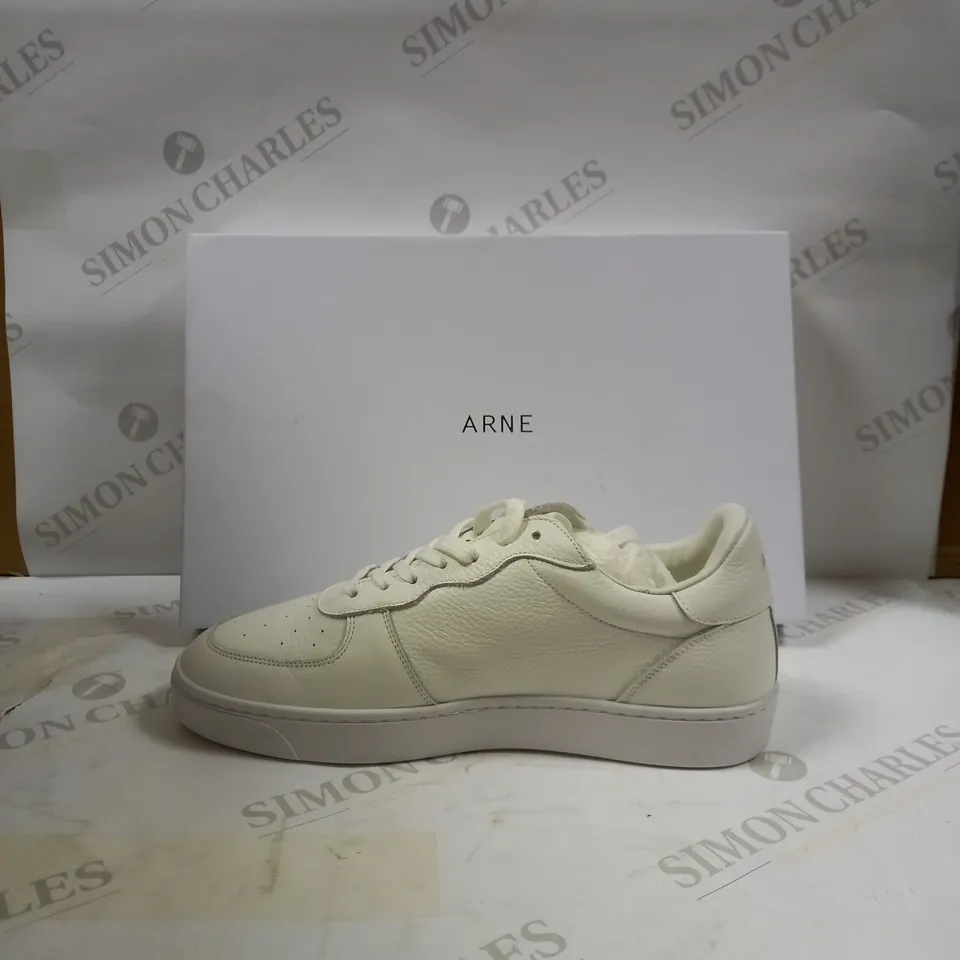 ARNE LOW TRAINERS WHITE PERFERATED TOE DETAIL, UK SIZE 7