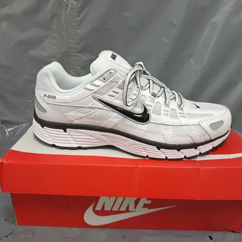 BOXED PAIR OF NIKE P-6000 SHOES IN WHITE/GREY/BLACK SIZE UK 10