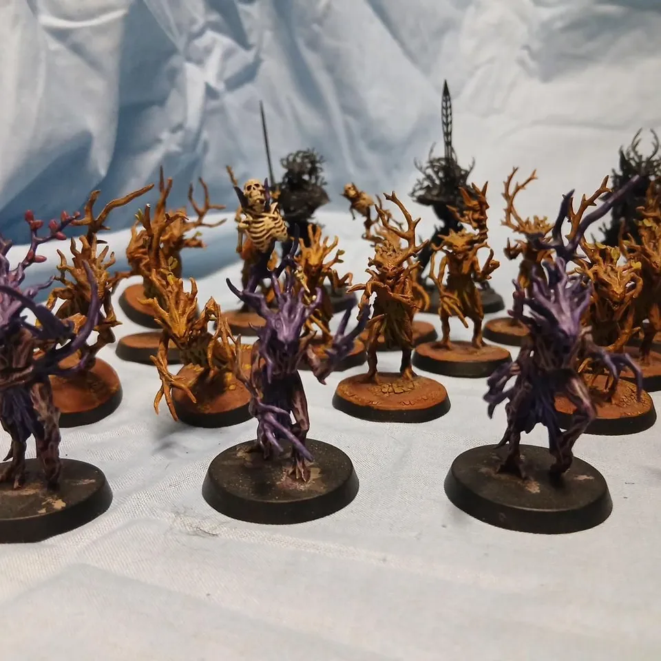ASSORTED GAMES WORKSHOP PAINTED FANTASY TABLETOP MINIATURES SET, APPROX 32 FIGURES ON ROUND BASES (LOOSE)