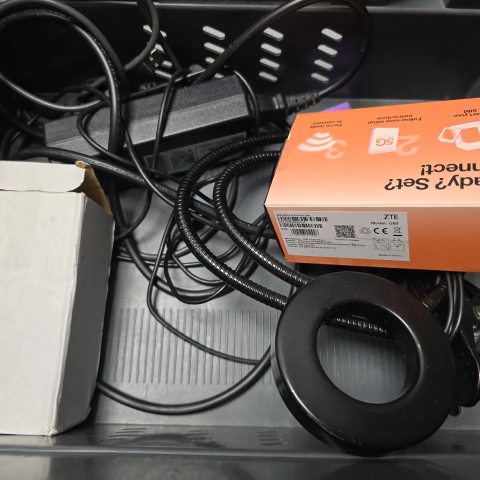 APPROXIMATELY 5 ASSORTED ITEMS TO INCLUDE - DIGITAL CAMERA , ATS HEADPHONES , SPEAKER ETC