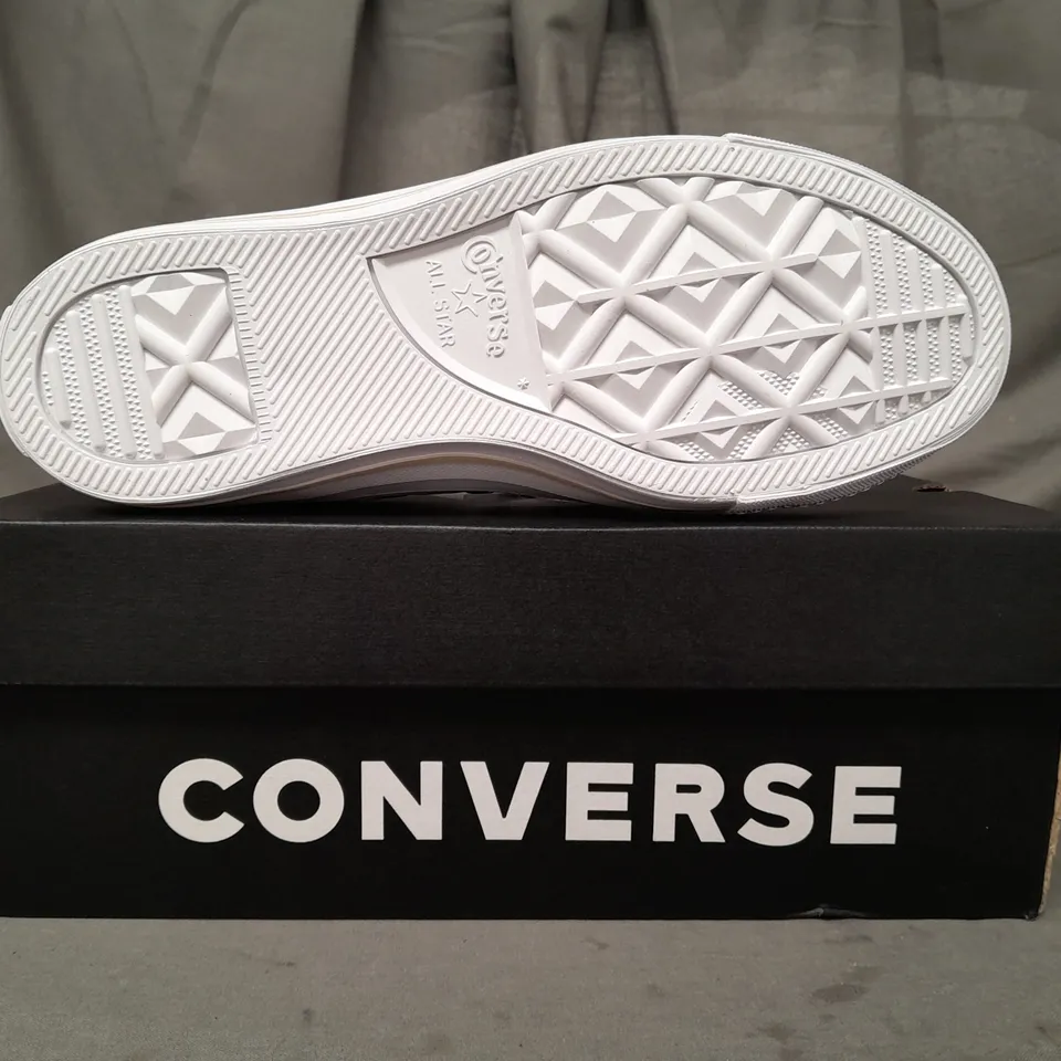 BOXED PAIR OF CONVERSE SHOES IN WHITE UK SIZE 5