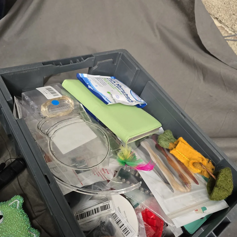 APPROXIMATELY 30 ITEMS OF ASSORTED HOUSEHOLD & CRAFT ITEMS .