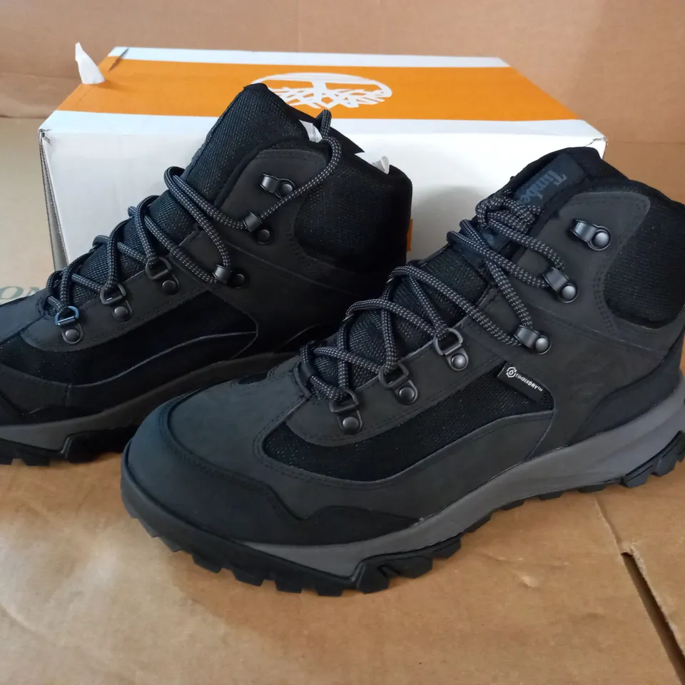 PAIR OF TIMBERLAND LINCOLN PEAK BLACK LEATHER BOOTS - MENS 9