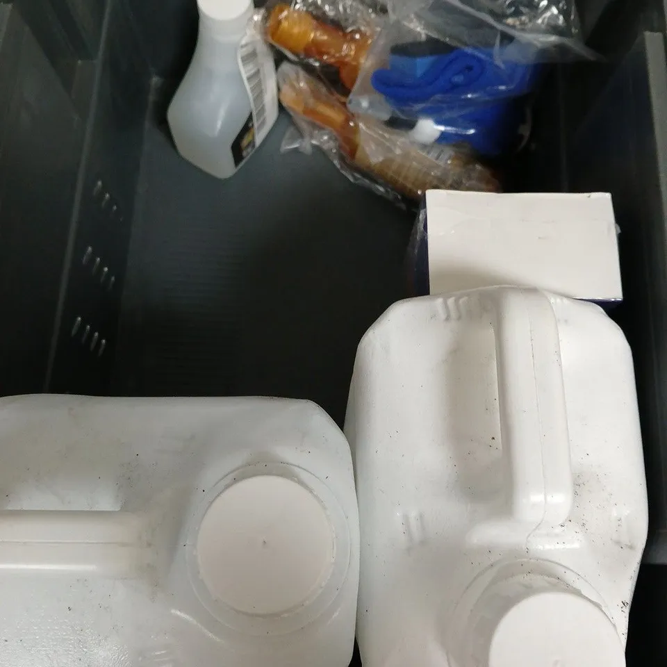 APPROXIMATELY 10 ASSORTED CAR ACCESSORIES TO INCLUDE EZCARCARE CHROMANCE HYBRID DETAILER, CARPLAN DE-IONISED WATER, FOAM CLEANER - ETC - COLLECTION ONLY