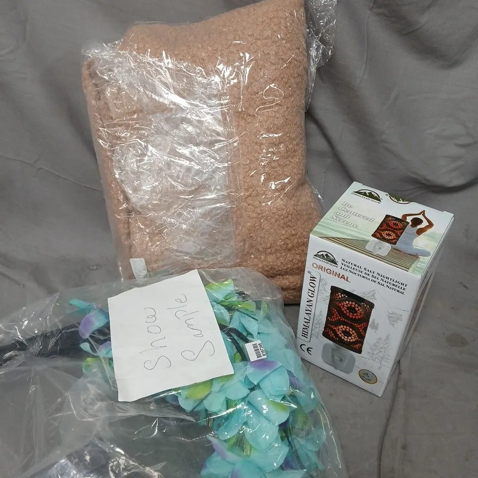 APPROXIMATELY 10 ASSORTED HOUSEHOLD PRODUCTS TO INCLUDE GIFT BAGS, HOME DECOR, SALT NIGHT LIGHT ETC 